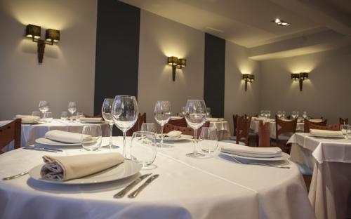 Comedor principal con mesas vestidas