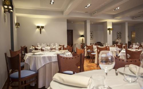 Sala del comedor con mesas redondas