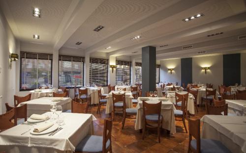 Comedor con grandes ventanales