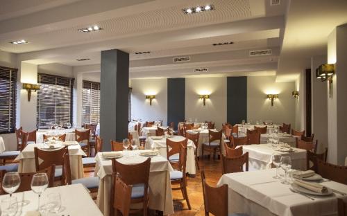 Comedor con columnas y luz cálida