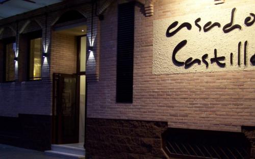 Fachada de Asador Castilla de noche